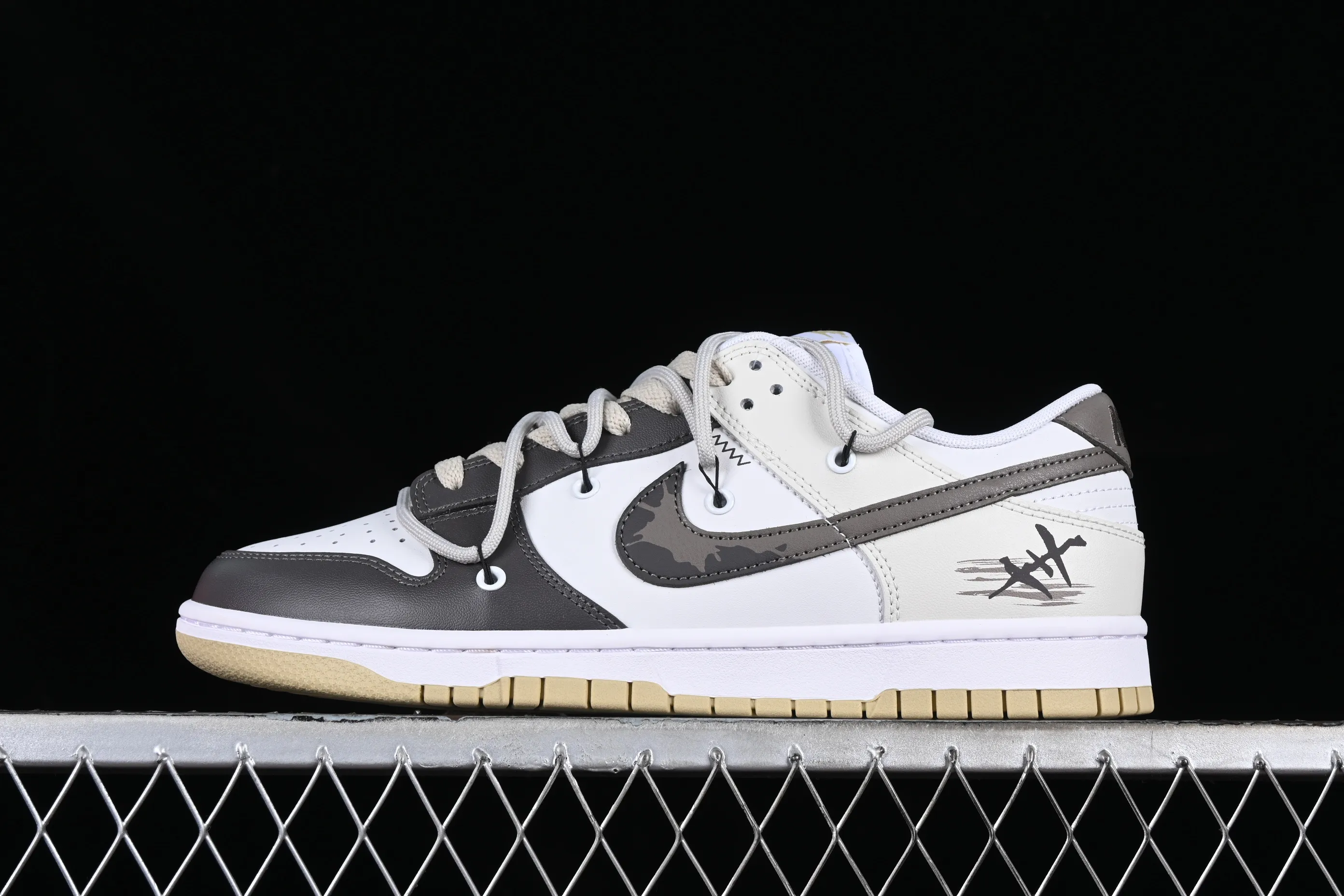All Categories Nk SB Dunk Series Nk SB Dunk Low Low-top sneakers Nk Dunk Low "Team Gold" Official custom-cracked SB strap low-top casual sneakers DV0833-100